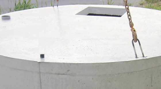 Dessus d'une citerne en béton avec sa trappe