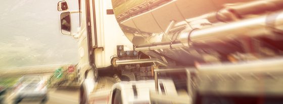 Camion-citerne avec sa tuyauterie de distribution