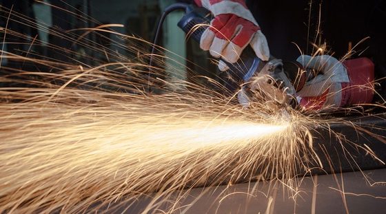 Découpe à la disqueuse, étincelles projetées