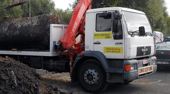 Camion-grue chargé d'une citerne extraite