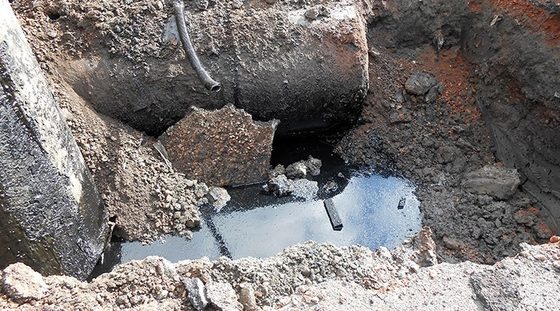 Citerne dégagée dans une fouille avec eau polluée