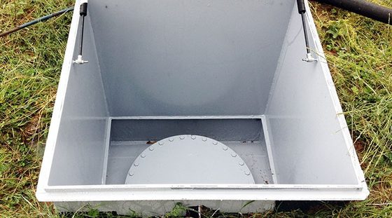 Chambre de visite ouverte au niveau du gazon
