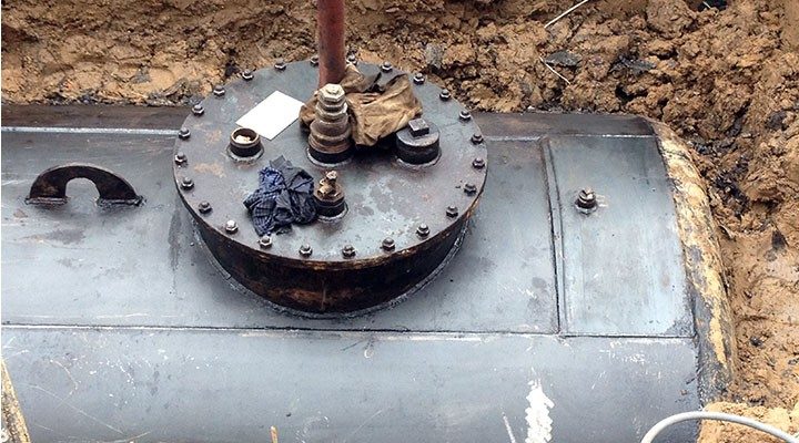 Trou d’homme boulonné dans sa chambre de visite, en fouille