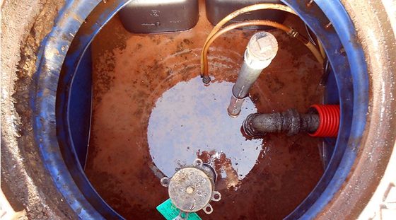 Intérieur d'une chambre de visite avec eau et raccords