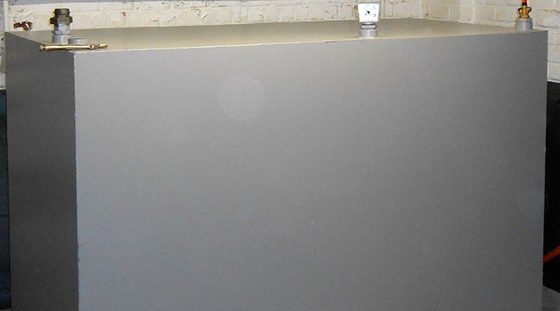 Citerne de cave peinte en gris le long d'un mur