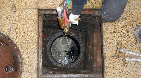 Opérateur injectant de la mousse dans une citerne