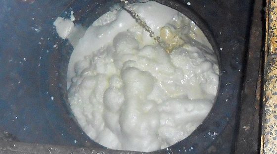 Trou d'homme rempli de mousse polyuréthane blanche