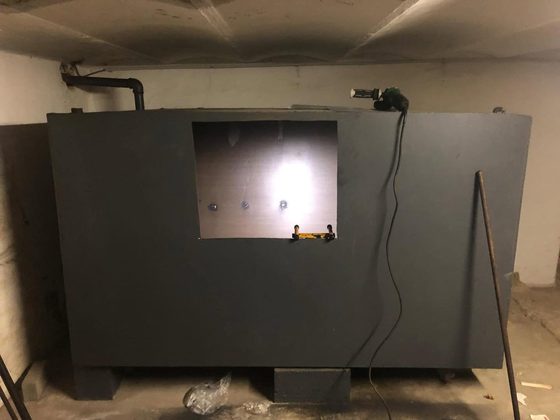 Citerne noire avec une ouverture rectangulaire éclairée