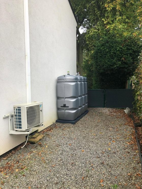 Cuve en polyéthylène contre une façade blanche