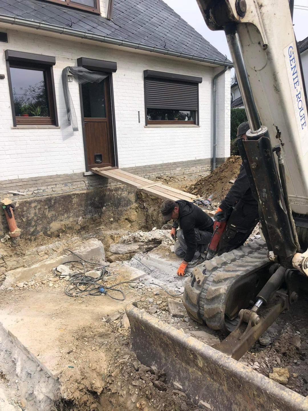 Pelleteuse au travail devant la façade, fouille ouverte