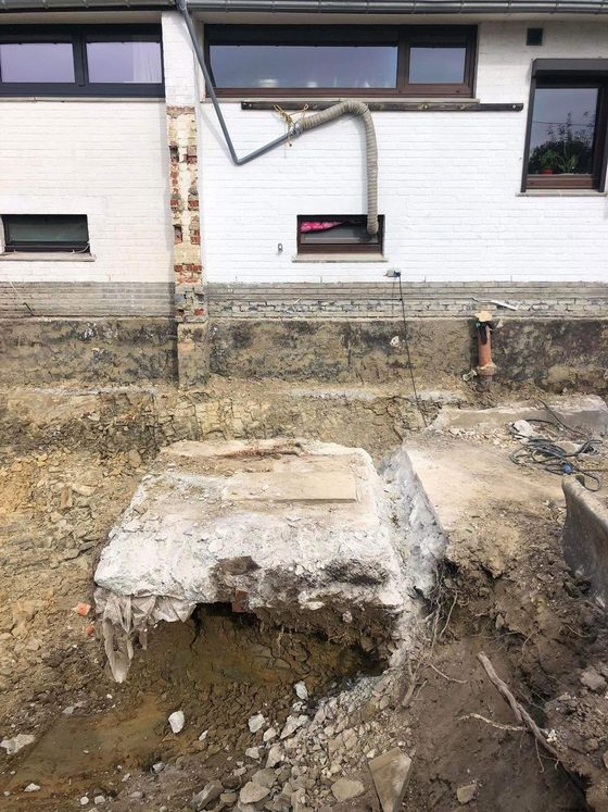 Dalle de béton mise à nu dans une excavation