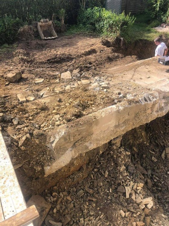 Terrain excavé avec morceaux de dalle
