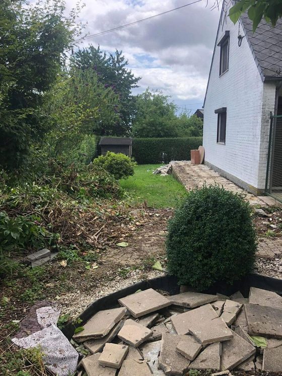 Dalles de jardin empilées près d'un massif