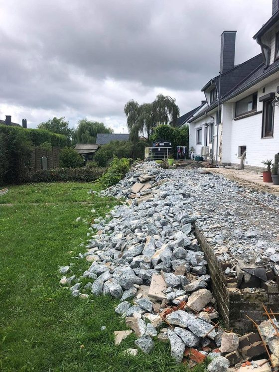 Tas de cailloux le long d'une habitation