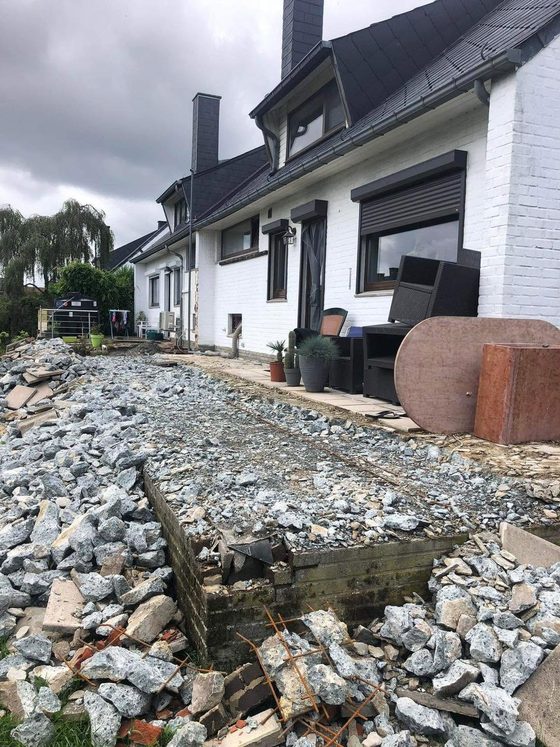 Empierrement nivelé devant une maison