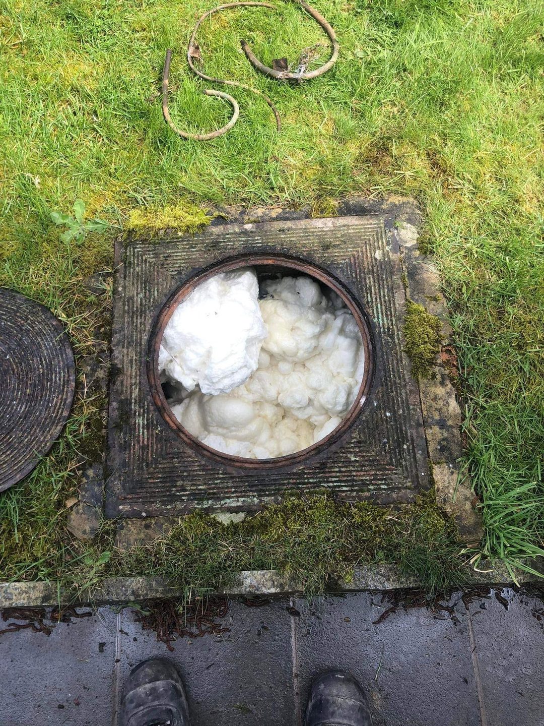 Ancienne citerne dégagée dans un jardin, avant enlèvement