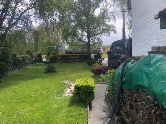 Flexible traversant un jardin vers un camion-citerne