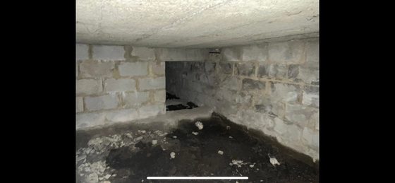 Cave en pierre vidée avec sol terreux