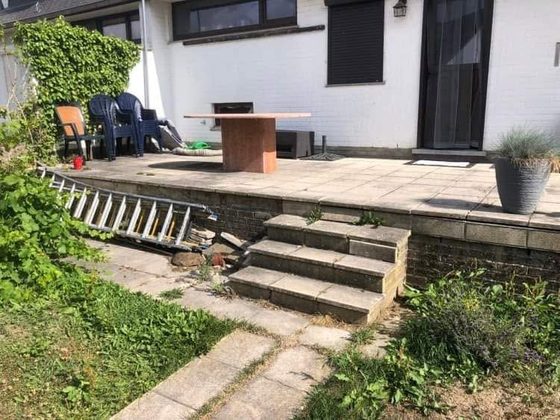 Terrasse avec escalier et échelle posée