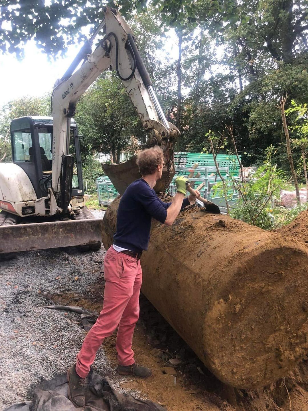 Extraction d’une citerne par le jardin, mini-pelle au travail