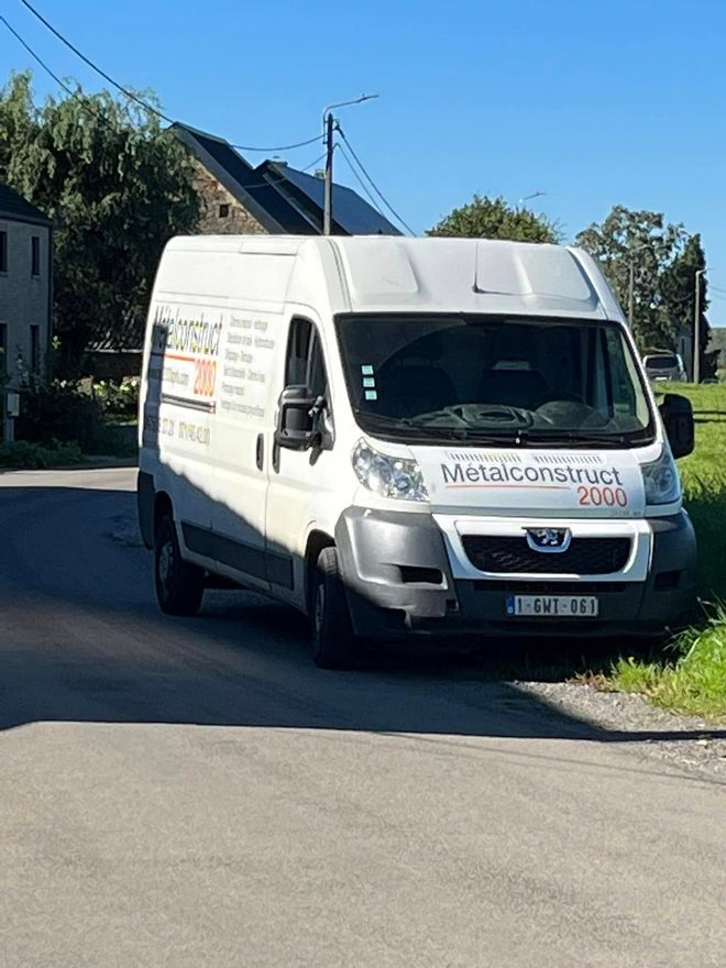 Pompe de test raccordée au trou d'homme, manomètre en place