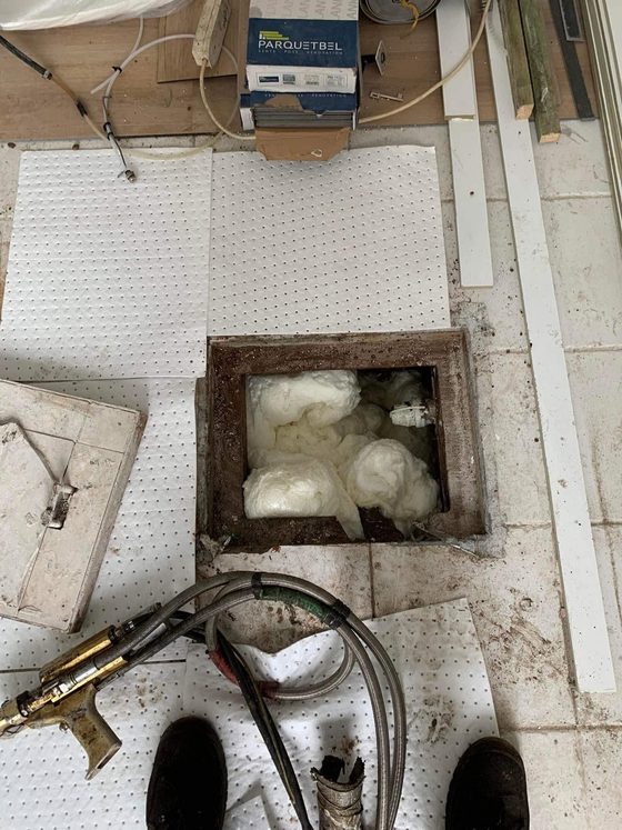 Trappe carrée remplie de mousse, lance au sol