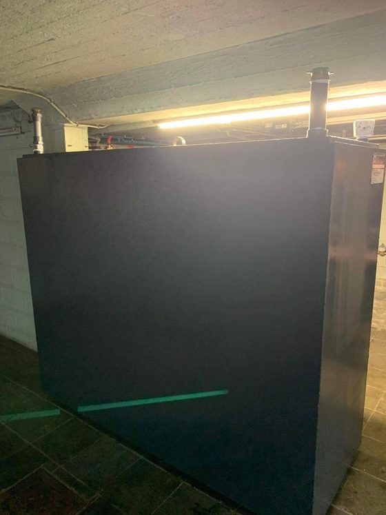 Citerne noire vue de bout avec ses évents
