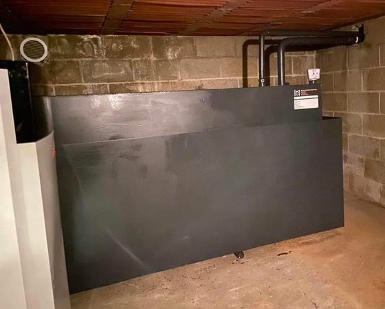 Citerne noire avec tuyauterie au plafond