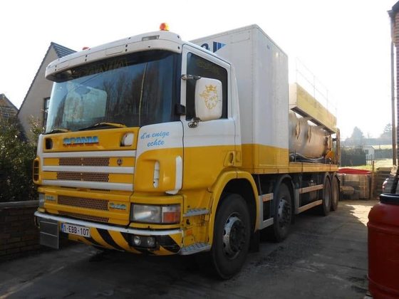Camion de pompage vu de trois quarts avant