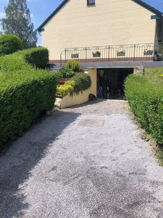 Allée en gravier menant à un garage en sous-sol