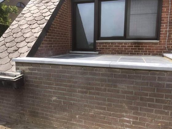Terrasse surélevée en brique avec dallage neuf