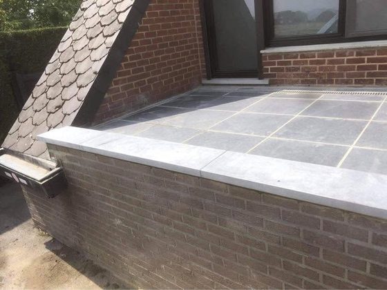 Dallage de terrasse terminé avec bordure