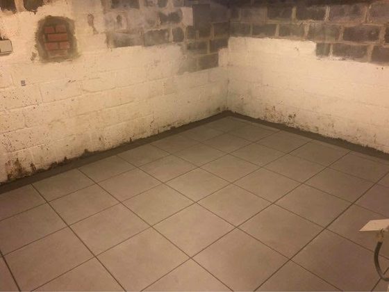 Cave terminée avec carrelage et murs blanchis