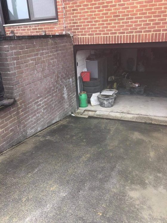 Cour devant un garage ouvert