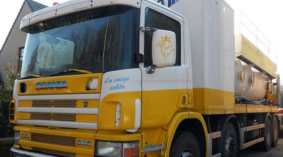 Cabine et cuve d'un camion de pompage