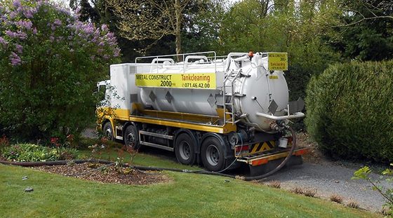 Camion-citerne dans un jardin, flexible déroulé