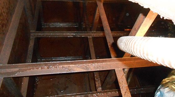 Intérieur d'une grande cuve avec cloisons