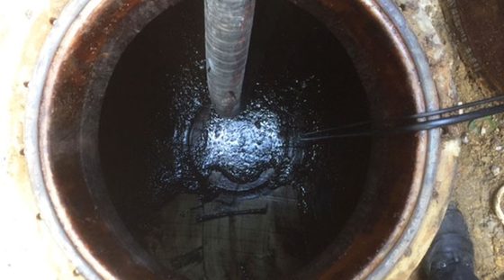 Fond de cuve avec boues et flexible d'aspiration