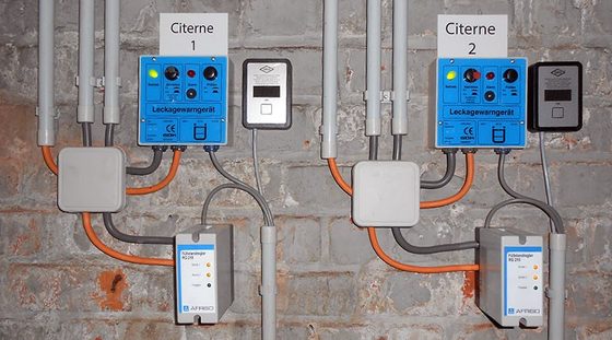 Deux coffrets de détection de fuite fixés au mur