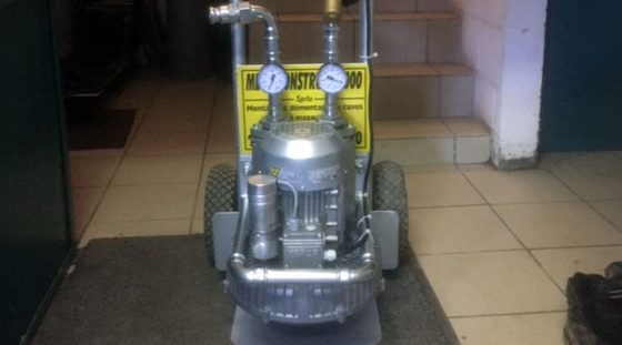 Pompe de test d'étanchéité sur son chariot